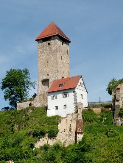 Der erhaltene Bergfried (Burgturm) von der sonstigen Burgruine.