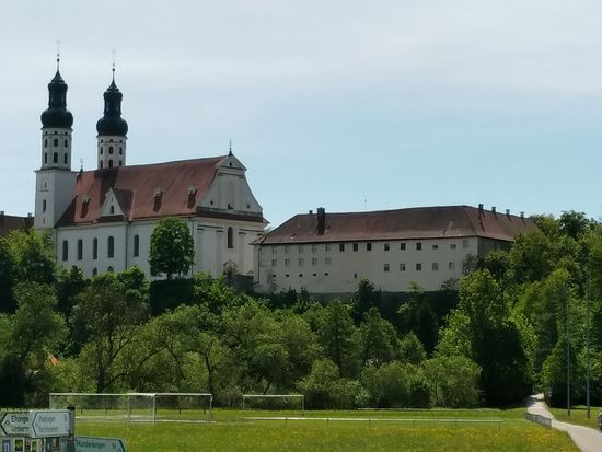 Kloster Obermarchtal bei Rechtenstein zwischen Riedlingen und Ehingen, das heute als Tagungshaus genutzt wird. Die ersten Anfänge gehen auf das Jahr 776 zurück.
