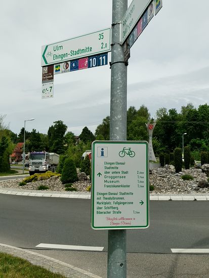 Da ich ja in diesem Jahr den dritten und letzten Teil des Neckars mit dem Rad komplettieren und ein erstes Stück der Donau in Deutschland nur ein Stück "anfahren" wollte, war ich bereits viel zu weit geraten, aber wie es sich so verhält: Wenn's läuft, dann läuft's. Und da jetzt am frühen Nachmittag Ulm in locker kalkulierbare Reichweite von 35 km gerückt ist, wurde dieses auch als Endpunkt der gesamten Tour ins Auge gefasst, um dann anderntags gemütlich mit der Bahn wieder nach Hause zu reisen.