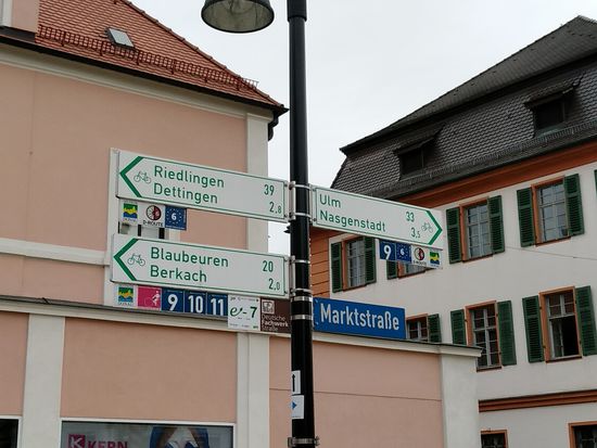 Wer die Wahl hat...:
Entweder nach rechts weiterhin direkt der Donau nach Ulm folgen oder linkerhand die offizielle Variante über Blaubeuren zum Blautopf und von dort an der Blau entlang nach Ulm. Zur Lösung dieser momentanen Unentschlossenheit etwas später.
