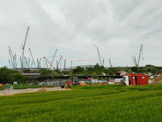 Man könnte durchaus der Meinung sein, daß hier am Ehinger Ortsrand massive Bautätigkeit herrscht, aber durch die Blume und mit voller Werbeträchtigkeit handelt es sich hier um das Freilagergelände mit fabrikneuen Kränen des renommierten Herstellers Liebherr.