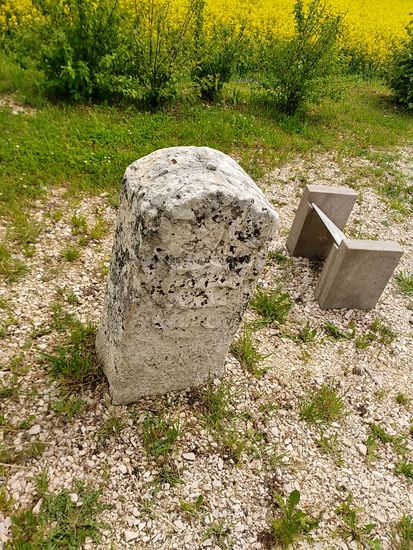 Der zur obigen Tafel gehörige historische Grenzstein von 1714.
Zum einen wie beschrieben Jagdgrenze und weil im Text sehr klein gehalten, auch Glaubensgrenze zwischen dem protestantischen Württemberg und dem katholischen Vorderösterreich. Tja, da gab es noch ganz andere Grenzverläufe.