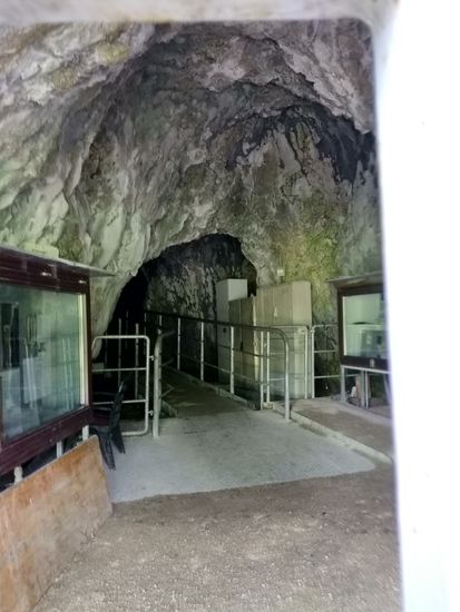 Nach dem Eingang in den "Hohlen Fels", den ich, da geschlossen, nicht selbst besichtigen konnte, folgt nach einem 15 m langen Gang eine Halle von 500 m² Grundfläche und 6000 m³ Volumen und somit eine der größten der Schwäbischen Alb (Quelle: Wikipedia).
Die Höhle wurde 2017 unter dem Titel
"Höhlen und Eiszeitkunst im Schwäbischen Jura" sogar in die Liste des UNESCO-Welterbe aufgenommen.