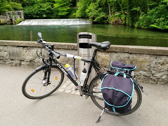 Am Blautopf in Blaubeuren angekommen. Unterhalb der kleinen Wasserstufe unscheinbar...