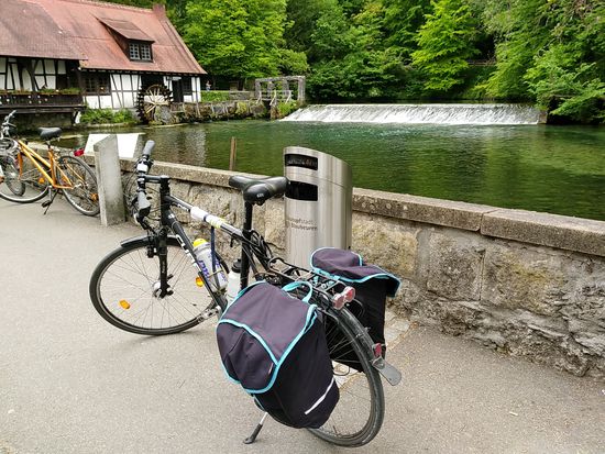 Linkerhand mit dem Wasserrad die Hammerschmiede "Am Blautopf", wo man auch Schauvorführungen betrachten kann.
