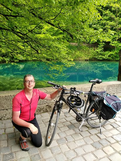 Im Hintergrund der eigentliche Blautopf, mit einer mittleren Schüttung von 2280 l/s (max. 32670 l/s) die zweitgrößte Karstquelle der Schwäbischen Alb und hinter dem Aachtopf die zweitstärkste Einzelquelle in ganz Deutschland.