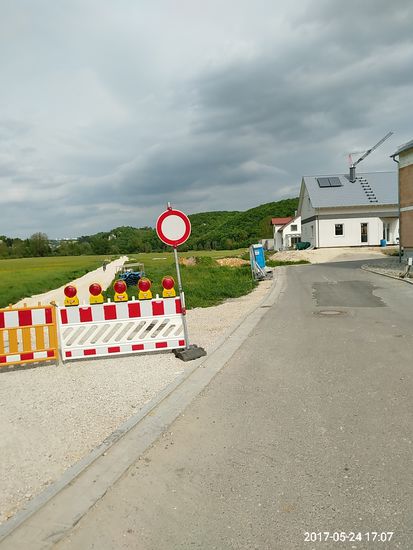Der im Bau befindliche Radweg war zwar noch gesperrt und trotz eines entgegenkommenden Radlers fuhr ich zuerst noch rechts an den Neubauten vorbei, aber kurz danach bin ich dann doch mittels eines Verbindungsstücks auf die noch nicht asphaltierte Schotterpiste kurz vor Blaustein auf gut halber Strecke zwischen Blaubeuren und Ulm gewechselt.