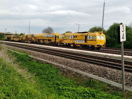 Westlich von Ulm noch eine Begegnung mit einem langen, abgestellten Schienenbauzug, der auf seinen nächsten Einsatz wartet.