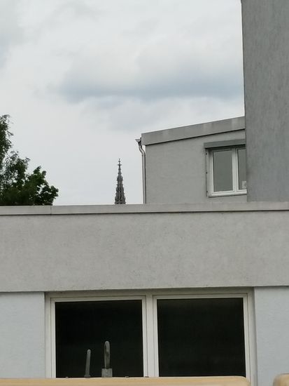 Auch die Spitze des Ulmer Münsters spitzt zum ersten Male hinter einem Gebäude hervor.