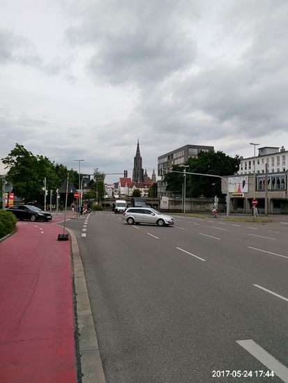 Und zum ersten Male ganz sichtbar kommen mir trotzdem Zweifel, ob ich Ulm als geplante Endstation so halten kann, denn ein Blick auf meinen Tacho zeigt mir, daß ich heute noch relativ entspannt die dreistellige km-Marke überschreiten kann. Da ich für Ulm noch keine Unterkunft gebucht hatte, erkor ich auf der Handy-Landkarte nach erfolgreicher Online-Unterkunftssuche Leipheim zum heutigen Etappenziel.