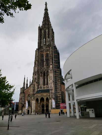 Dieses Ziel, die größte evangelische Kirche Deutschlands mit dem mit 161,53 m höchsten Kirchturm der Welt, erinnert mich immer wieder an die Schulzeit, genauer an den Physikunterricht. Da stand im Lehrbuch:
Wenn eine Erbse den Atomkern eines Wasserstoffatoms darstellt und man diese als Mittelpunkt eines Kreises mit dem Durchmesser der Höhe des Turms vom Ulmer Münster nimmt, ist dieser Kreis um die Erbse im Verhältnis die Elektronenschale, die um den Atomkern anliegt. Alles dazwischen wären die unendlichen Leerräume, die in unseren Materien eingelagert sind.
Ist doch ganz anschaulich, oder? 