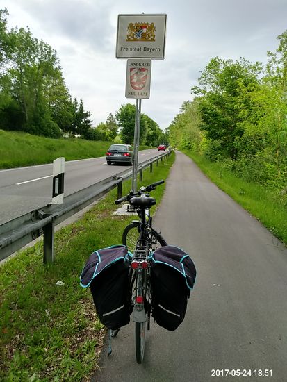 Aber Ulm hin und Ulmer Münster her, Leipheim war als Etappenziel vorgegeben und so erreichte ich nach wenigen km an der Donau entlang, die hier zur Rechten dahinströmt den Landkreis Neu-Ulm und damit gleichzeitig mein heimisches Bundesland, den Freistaat Bayern.