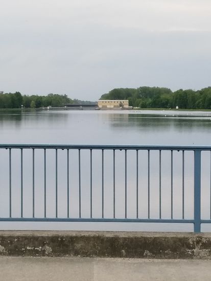 Im Hintergrund das Laufwasserkraftwerk Oberelchingen.