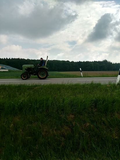 Die gestrigen Donaubilder waren wirklich die letzten der diesjährigen Neckar-Donau-Tour, da ich noch nicht ganz genug vom Radeln hatte, nicht von Leipheim mit dem Zug nach Hause fuhr, sondern vormittagsnoch "Quer-über-die-Prärie" bis Burgau radelte und von dort die Rückreise per Bahn nach Hause antrat. Hier und auf den nächsten Bildern noch einige Bulldog-Veteranen, die an diesem Vatertag sicherlich auf dem Weg zu einem großen Treffen waren.