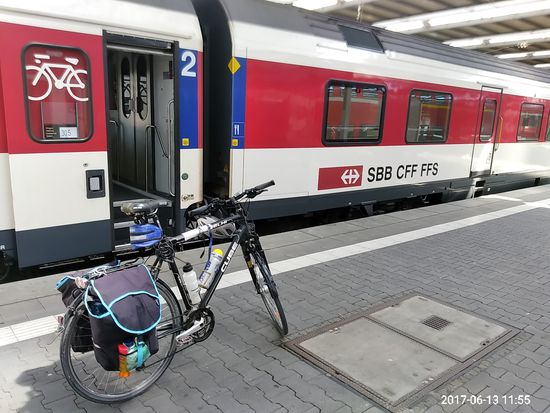 Der EC 194 nach Zürich über Lindau mit Abfahrt um 12:33 Uhr ist schon weit im Voraus am Bahnsteig bereitgestellt worden, So kann ich ohne Hetze mein Radl einstellen.
