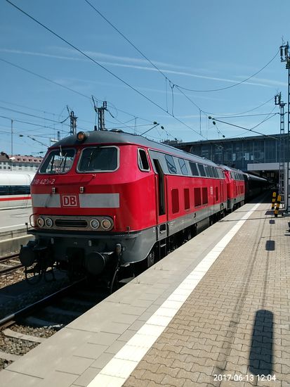 Der obligatorische Blick des Eisenbahn-Fans zur Lokomotive: Hier die normal übliche Doppel-Traktion der Diesellok-Altbaureihe 218, die den EC bis Lindau zieht. Weiter möchte ich aufgrund der mehreren Varianten dieser Baureihe nicht ins Detail gehen, da dies ja ein Radreisebericht und keine Abhandlung über die Baureihe 218 werden soll