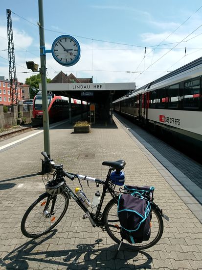 ... und nach einem kleinen Zeitsprung über Buchloe und Memmingen finde ich mein Rad am Bahnsteig vom Hauptbahnhof Lindau wieder.