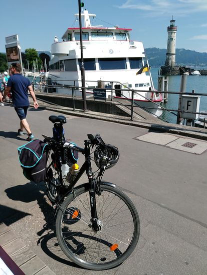 Der erste Kontakt mit der Uferpromenade am Lindauer Hafen, der ja nur einen Steinwurf vom Hauptbahnhof entfernt ist. Interessant ist dabei, daß der Hauptbahnhof auf einer Insel gelegen ist und nur über einen Eisenbahndamm, sowie über eine Straßenbrücke angefahren werden kann.