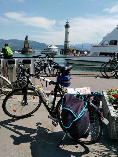 An der Hafenpromenade von Lindau, das sich sowohl als Durchgangsstation während einer Heimfahrt vom Schwarzwald in Juni 1991, als Tour-Schlußpunkt einer nur 2-tägigen Fernfahrt in Juni 2012 von meinem Heimatort Feldolling dorthin über das Allgäu und mit nur einer Übernachtung in Reutte / Tirol bzw. jetzt als Tourbeginn von dort über's Hochmontafon und den Fernpaß nach Feldolling einen unvergesslichen Namen während meiner Mehrtages-Radtouren gemacht hat.