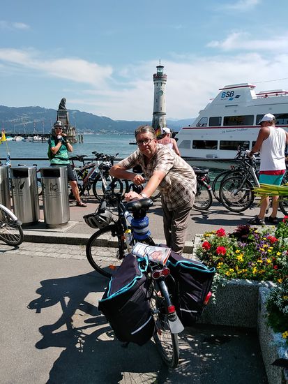 In der Verlängerung der Löwenstatue an der Hafeneinfahrt liegt auf der gegenüberliegenden Seeseite das österreichische Bregenz, mein heutiger Übernachtungsort.