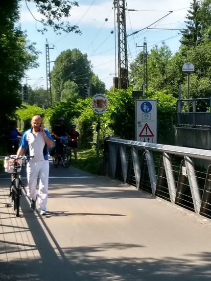 Im Rückblick das "Freistaat Bayern"-Schild. Die Brücke, auf der ich mich befinde, führt über den gut 30 km langen Fluß Leiblach, der in der Gegend von Heimenkirch (Allgäu) entspringt und auf den grob geschätzt letzten 10 km vor der Mündung in den Bodensee unweit dieser Brücke die Grenze zwischen Deutschland und Österreich darstellt. Die Leiblach stellt mit einer mittleren Wasserführung von 3,4 m³/s den siebtgrößten Bodenseezufluß dar (ca. 0,9 % des gesamten Zuflusses).