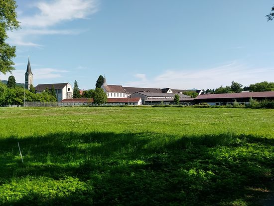 Da es erst gegen 17 Uhr war, drehte ich eine kleine Umwegrunde in Bregenz, die mich am Stadtrand in der Nähe des Yachtclubs Bregenz an der Zisterzienserabtei Mehrerau vorbeiführte, wo im Jahr 1092 Benediktinermönche aus dem Gebiet des Bregenzerwalds hin übersiedelten.