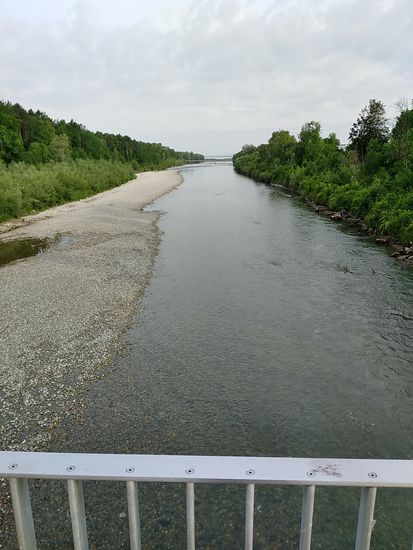 Nach anfänglichen Schwierigkeiten bei der Abfahrt von der Unterkunft aufgrund meines momentan nicht reagierenden Tachos, was mich  eine knappe Viertelstunde an Zeit kostete, kam schon bald am Stadtrand von Bregenz die Überquerung der Bregenzerach, die hier im Hintergrund in den Bodensee mündet. Dieser knapp 70 km lange Fluß entspringt oberhalb von Schröcken (Gebiet bei Lech am Arlberg) auf 2400 m Höhe ü.A. (über Adria), entwässert fast den kompletten Bregenzerwald und ist besonders im Oberlauf durch seine starke Wildwasserführung für versierte Sportler sehr interessant. Nach 2005 m Höhendifferenz mündet die Ach auf 395 m ü. A. wie gesagt in den Bodensee.