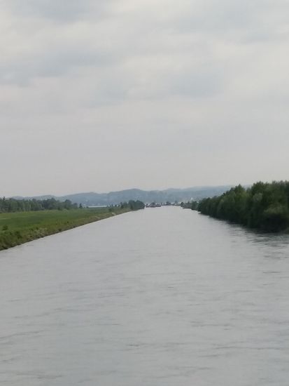 Eine gute Viertelstunde weiter steht die Überquerung des Alpenrheins an, der wiederum nach kurzer Reststrecke im Hintergrund in den Bodensee mündet und diesen durchfließt. Bei Konstanz verläßt er den Bodensee wieder und dort beginnt auch erst die eigentliche Flußkilometrierung des Rheins.