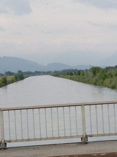Auf der Brücke nach Süden gewendet, bildet der Rhein ab Liechtenstein bis etwa 2 km südlich dieser Brücke die gemeinsame Grenze zwischen der Schweiz und Österreich.