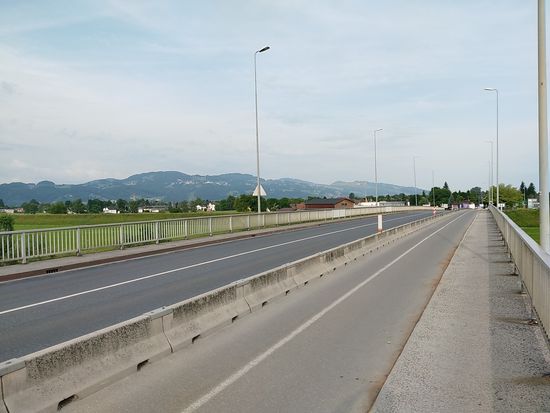 Blick zurück von der Rheinbrücke in Richtung Bregenz und den Ausläufern des Bregenzerwalds.