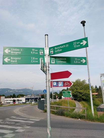 Kurz bevor der Rhein stromaufwärts seine Rolle als Grenzfluß wahrnimmt, wechselt der Radweg auf die österreichische Seite und verläuft großteils am Fuße des Damms dahin. Aber der wenige Blickkontakt zum Rhein stört nicht so richtig, da er ja sowieso nur ein zwischen zwei Dämme eingezwängtes und langweilig phlegmatisch dahinfließendes Gewässer darstellt. Da zwängt sich auch direkt ein Vergleich zur letztjährigen Inn-Tour auf, als der Inn ab Innsbruck flußabwärts bis kurz vor Wasserburg dasselbe jämmerliche und emotionslose Bild von sich gab.
Gut, daß jeweils zumindest die Umgebung entlang dieser Gewässertrassen noch eine optische Entschädigung darbot !