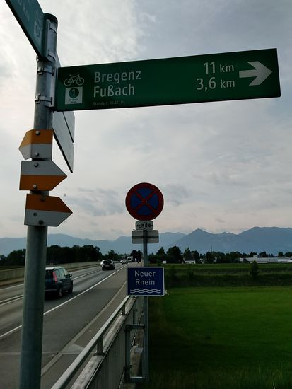 Zum Begriff "Neuer Rhein": Es gibt auch noch den "Alten Rhein", der bei St. Margrethen, also auf Schweizer Gebiet, weiter westlich als der Neue Rhein in den Bodensee mündet und vor St. Margrethen als Nebenkanal des (Neuen) Rheins aus südlicher Richtung anfließt.