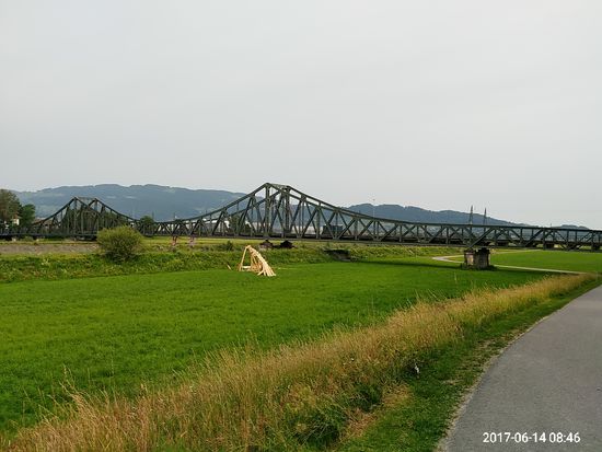 Die Stahlfachwerk-Grenzbrücke von Lustenau hinüber ins schweizerische Widnau, genannt "Schmitter Brücke".