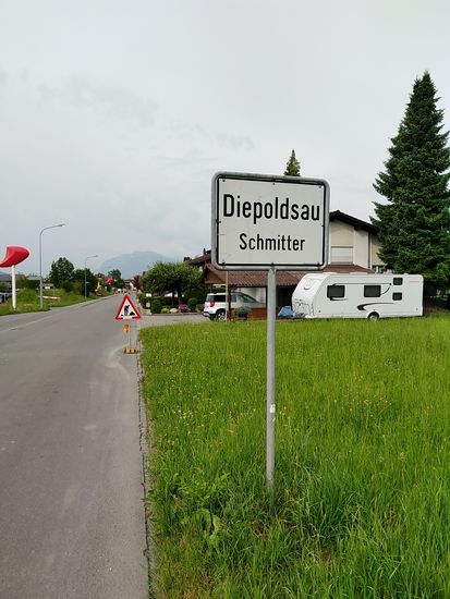 Etwas weiter südlich konnte ich der Versuchung nicht mehr widerstehen und überquerte mit meinem Gefährt auf einer weiteren Brücke die Grenze ins EU-Ausland Schweiz in Form der anliegenden Ortschaft Diepoldsau, um jedoch umgehend wieder umzukehren und meiner eigentlichen Streckenführung zu folgen. So wurde kurzerhand aus der eigentlichen Zwei-Länder-Tour eine, wenn auch etwas verkappte, Drei-Nationen-Tour. Und teure (verzollungspflichtige) Warenanschaffungen tätigte ich beim kurzen Besuch bei den Eidgenossen auch nicht... Spaß muß sein !!!