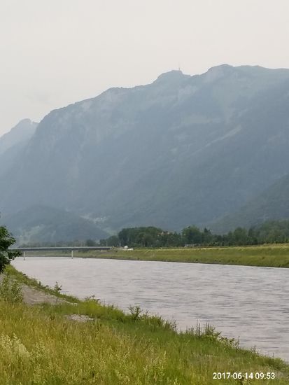 Ein kurzes Stück weiter vor Meiningen (A). Nicht weit von hier mündet im spitzen Winkel im sog. "Illspitz" der Fluß Ill in den Rhein. Hier heißt es für mich ohne Wehmut den Alpenrhein zu verlassen und fortan der Ill zu folgen. 
Befand ich mich bisher auf dem "Rheintal-Radweg", finde ich mich jetzt auf dem "Walgau-Radweg" wieder, der bis Lorüns führt. Zusammen bilden sie den überregionalen "Walgau-Rheintal-Radweg".