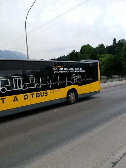 Amüsanter Schnappschuß am Rande: Der Spruch auf der Seitenscheibe hat's in sich:
Achtung ! Bus- und Radfahren kann zu Entspannungszuständen führen.