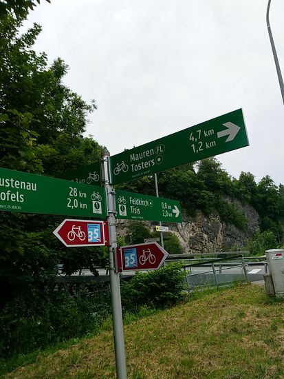 Weiter nach Feldkirch !
Beim Verfassen dieses Berichts und nachträglichen Recherchieren des Tourverlaufs mußte ich leider bei Google Maps und dem im Bild nach rechts weisenden Schild "Mauren FL" (Fürstentum Liechtenstein) feststellen, daß das Fürstentum Liechtenstein eigentlich nur wirklich einen Steinwurf von Feldkirch entfernt gelegen hätte. So wäre also auch ohne große Umstände im Rahmen einer kurzen Stippvisite, wie in Diepoldsau (weiter oben in dieser 2. Etappe) eine Vier-Länder-Radtour (davon drei an einem Tag) möglich gewesen.