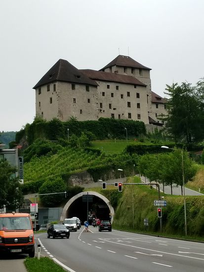 Die Feldkircher Schattenburg, eine sog. Höhenburg, d.h. sie wurde auf einer natürlichen Anhöhe errichtet. Diese hochmittelalterliche Burg, die um das Jahr 1200 erbaut wurde, ist durch die ehemalige Stadtmauer mit der Stadt Feldkirch verbunden und beinhaltet ein Restaurant, sowie ein Museum mit einer der bedeutendsten historischen Waffensammlung Österreichs.