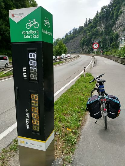 Am Stadtende von Feldkirch in Richtung der bald folgenden Gemeinde Frastanz passiert man diese Radzählanlage, die mittels einer im Radweg eingelassenen Leiterschleife die täglich, sowie jährlich vorbeifahrenden Radler numerisch erfasst - also keine Tempomessung bzw. (Video-)Maut.