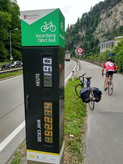 Allerdings wurde ich bei der ersten Passage nicht registriert, erst beim zweiten Versuch nach der Rückkehr über die Straße, um die Zählung nicht unnötig auszulösen, rückte die Zählung um einen Schritt weiter, um mich als Tages-Nr. 189 bzw. Jahres-Nr. 52213 zu registrieren. Bis ich jedoch mein Foto-Handy aktiviert hatte, schlug das Zählwerk wiederum durch den Rennradler mit dem roten Trikot um. 
Wieder mal eine Aktion, die mich eine gute Minute Zeit kostete, aber wie schon an früherer Stelle gesagt: Spaß muß sein und kurz vor 11 Uhr war ich überschlagsmäßig gut in der Zeit für diese kurze Pauseneinlage.