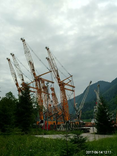 Eine Großbaustelle ? Nein, hier bei Nenzing handelt es sich um das Freilager des Kranherstellers Liebherr aus Deutschland, der hier ein Produktionswerk betreibt.