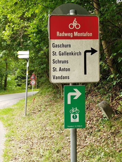 In St. Gallenkirch befindet sich meine vorgebuchte Unterkunft, aber immer die Augen offen halten, denn an der Rechtskurve erscheint ein Warnschild vor Steinschlag.