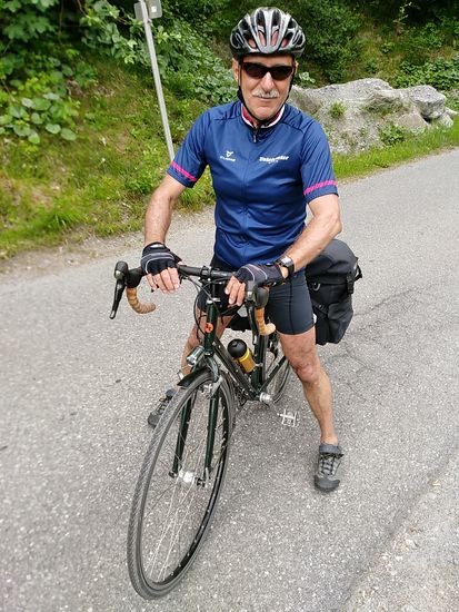Spezial-Bekanntschaft Nr. 2: Stephan, ein überaus rüstiger Pensionär aus der Schweiz, der in Bern gestartet ist und Ostdeutschland als Ziel hat, aber erst einmal eine Umwegschleife über das Hochgebirge auf sich nimmt. Auf der "Ebene" (es geht ja die ganze Zeit schon, wenn auch nur geschmeidig, aufwärts) ist ihm kaum nachzukommen mit seinen 67 Lenzen. Auch ein e-Bike kann ich ihm nach besten optischen Studiums seines klassischen Reiserads nicht abwertend unterstellen. Er kurbelt wie ich ohne jegliche Fremdkraft-Unterstützung und ist einfach fit wie eine Breze !