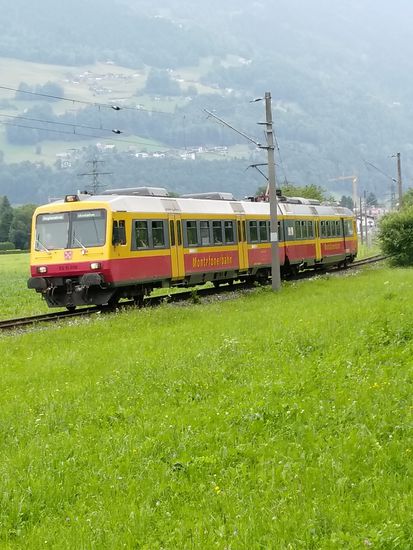 Schnappschuß bzgl. meines Eisenbahn-Hobbys:
Ein Triebwagenzug der Montafonerbahn, der mir kurz nach seiner Abfahrt aus dem Bahnhof Tschagguns bei Schruns in Richtung Bludenz begegnet. Mit dieser Bahn wollte ich schon ewige Zeit mal fahren, jetzt ist sie mir zumindest schon mal live begegnet.