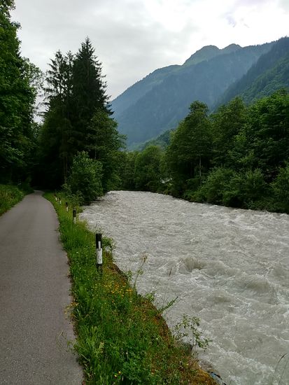 Die wildwasserartige Ill rauscht mir tosend zwischen Schruns und Galgenul entgegen.
