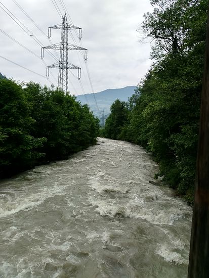 Blick von der Holzbrücke in Flußrichtung.