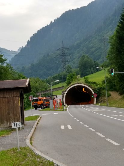 ... deshalb geht's am 556 m langen Maurentobeltunnel links am Lkw vorbei am "Open Air"-Radlweg weiter.
