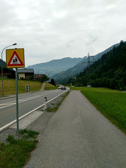 Umgebungsbild bei der Ortschaft Mauren. Sogar ein (graues) Telefonhäuschen haben die schräg gegenüber an der Straße stehen.
Prädikat: Historisch - schön, daß es sowas noch gibt !