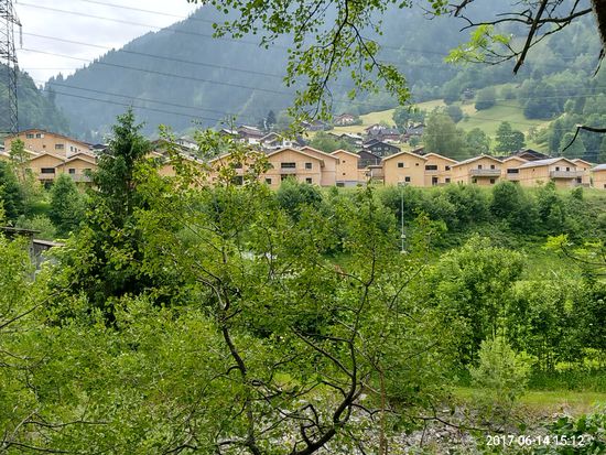 Holzhaus-Neubau-Siedlung bei der Ortschaft Galgenul.