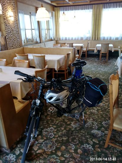 Aufgrund von Umbaumaßnahmen durfte mein Rad im Restaurant postieren und im links anschließenden Nebenraum die Nacht verbringen.